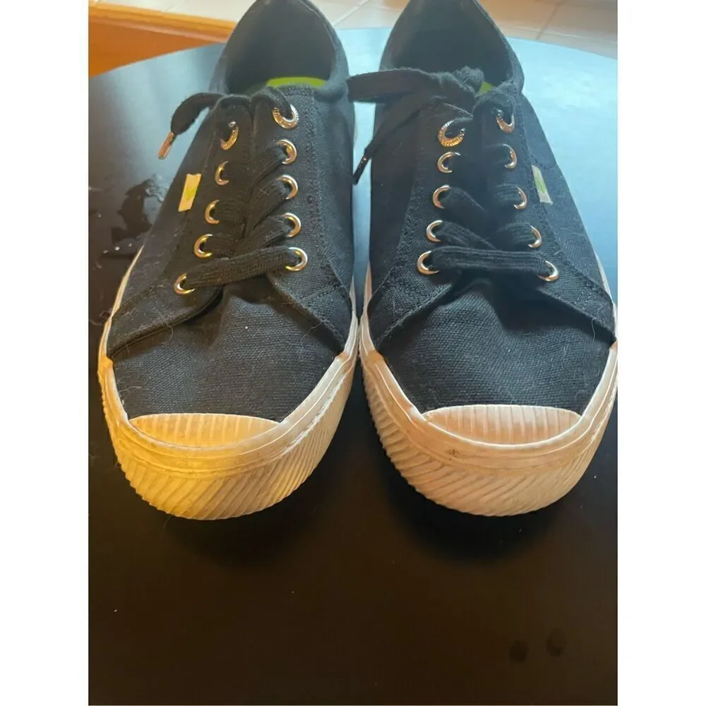 Cariuma Sneakers (Unisex)